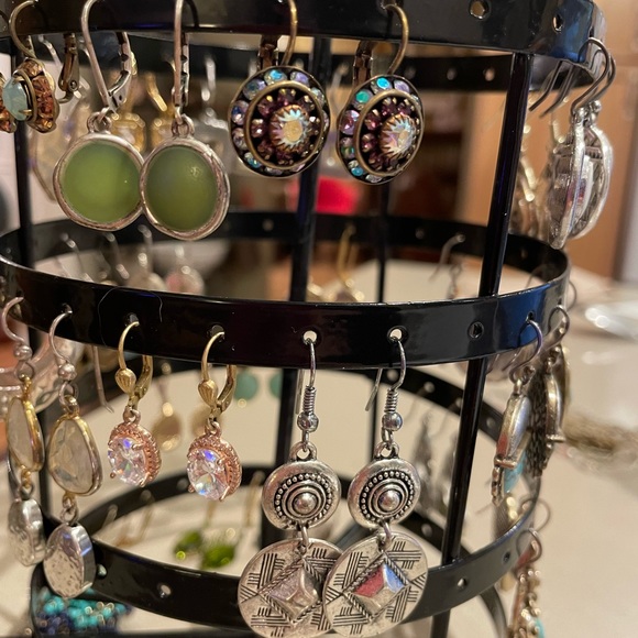 Assorted jewelry both costume both costume and real. - Picture 14 of 16